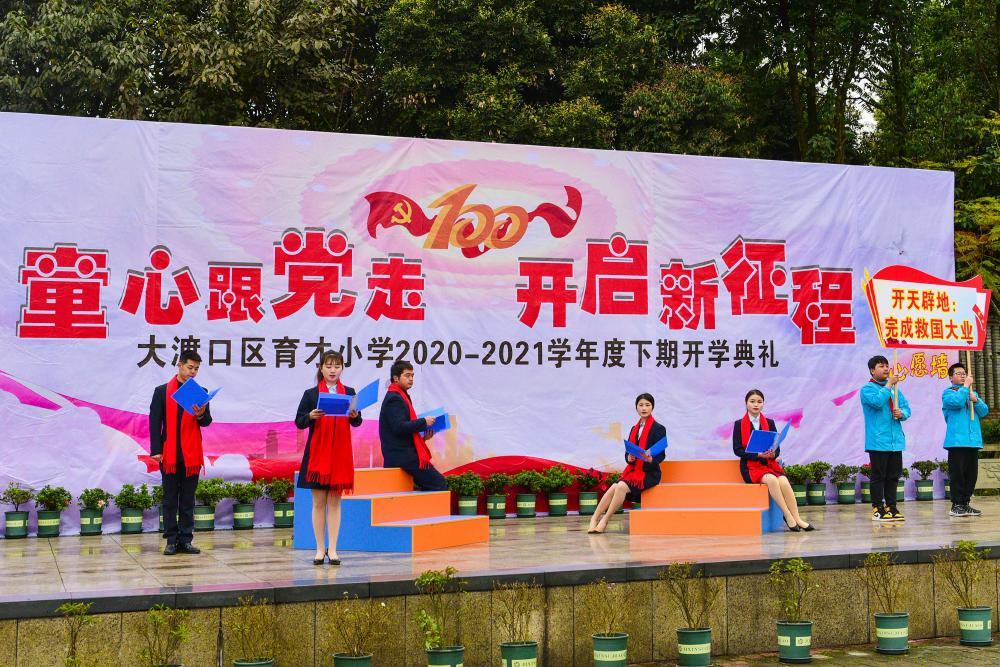 大衣腰带怎么系